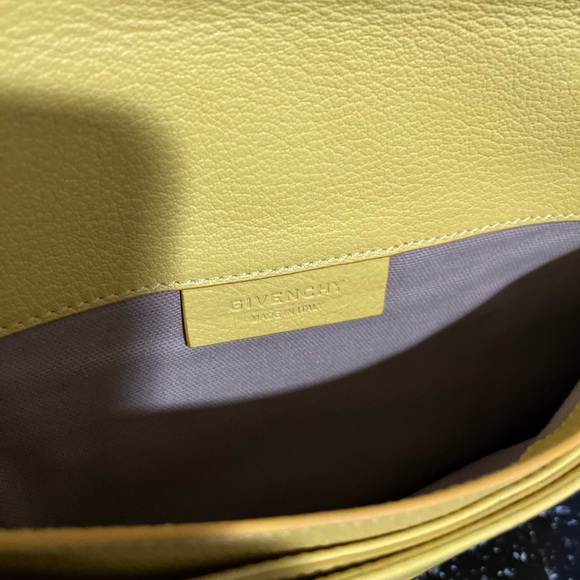 GIVENCHY SHW Cluth Bag
Visitar >
Calfskin Leather yellow - Picture 4 of 4